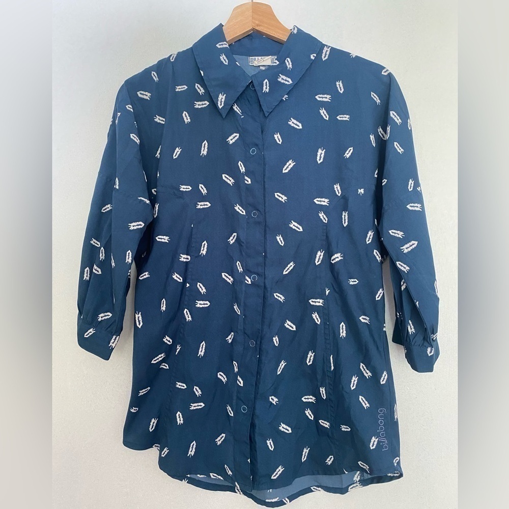 BILLABONG BLUE LIGHTWEIGHT FEATHER PATTERNED BUTTON DOWN SHIRT SIZE M